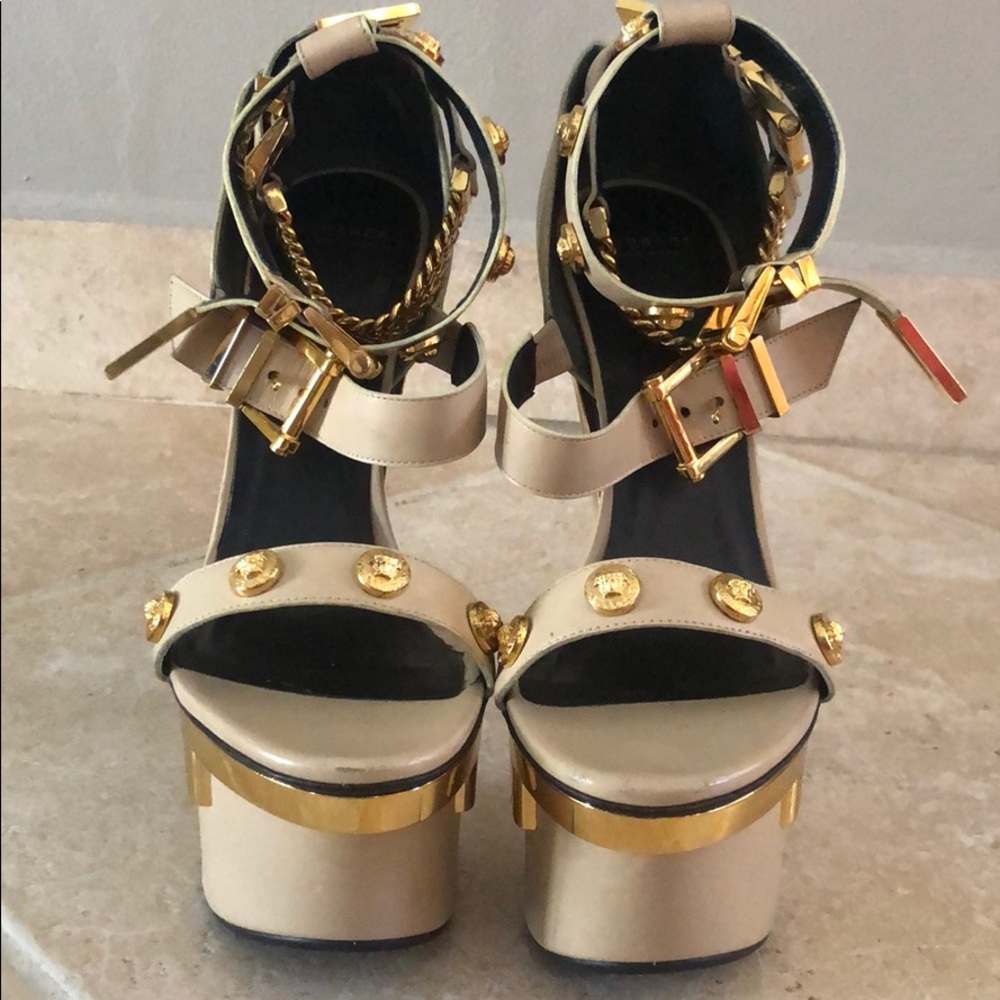 Versace Nude & Gold Sandal Pump - Picture 3 of 8